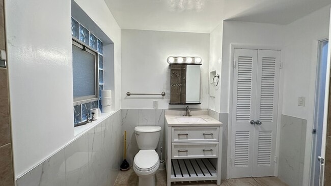 Building Photo - 2745 W Berwyn Ave