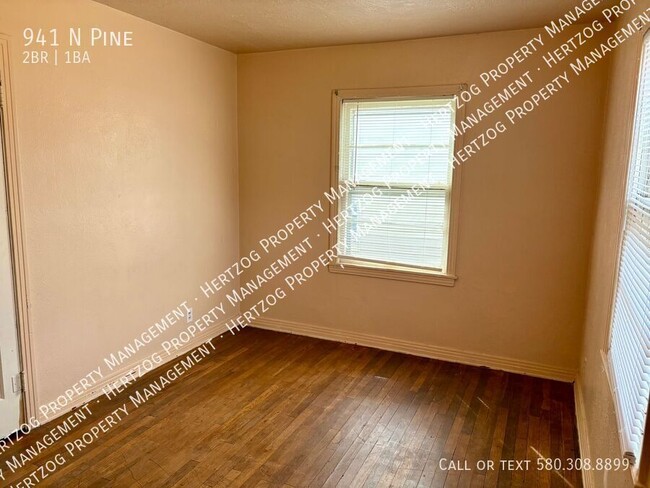 Building Photo - 941 N Pine-