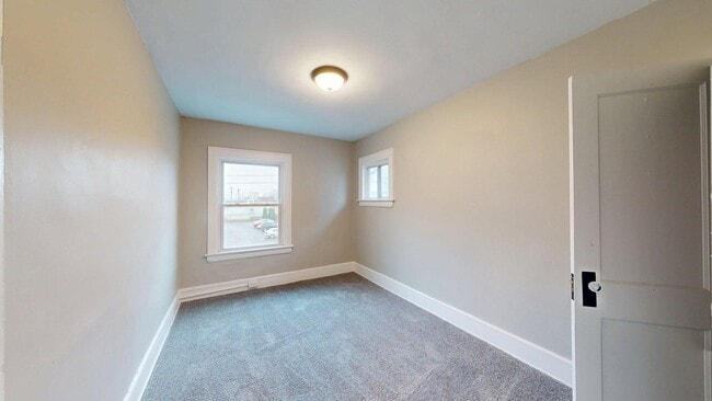 Building Photo - Edgewater Neighborhood - 3 bedroom - 2 Bat...