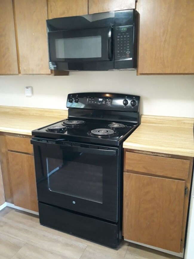 Building Photo - Immaculate Townhome Close To UNR