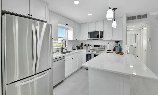 Building Photo - 581 Monaco Blvd