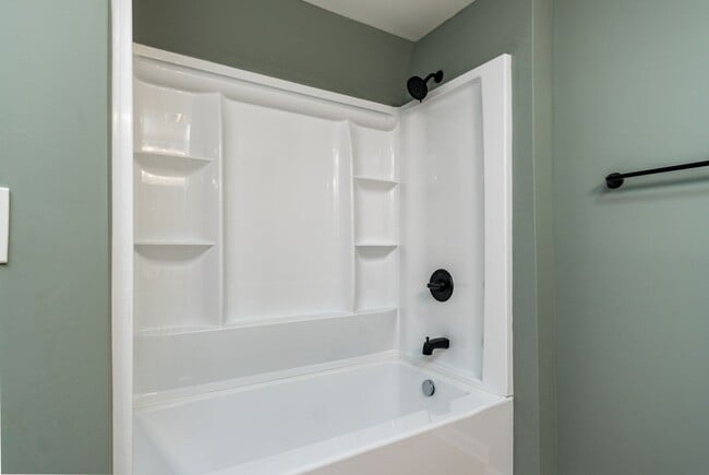 Building Photo - Newly renovated 4 Bedroom 3 Bathroom Home ...