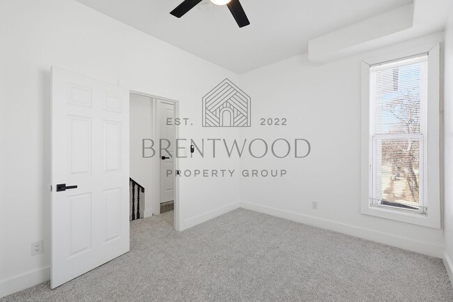 Building Photo - Contemporary 4bed/3bath with Private Yard