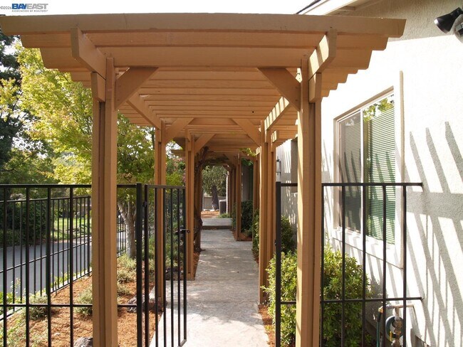 Building Photo - 703 Paradise Valley Ct