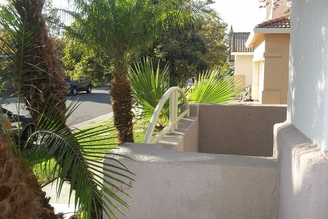 Building Photo - Solar electric home in the Laguna area of Elk Grove