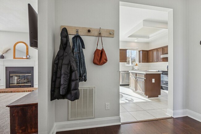 Building Photo - Bright, Clean & Convenient - Perfect 4 Bedroom Home in Chesapeake