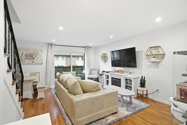 Primary Photo - 382 Knapps Hwy