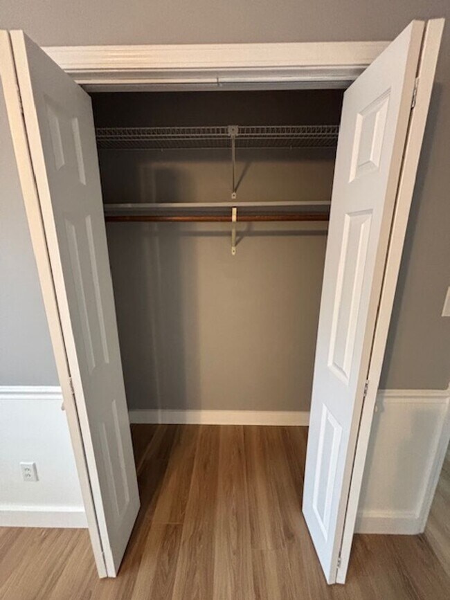 Building Photo - Updated Remodeled Large Open Split-Level Home with Full Finished Basement!