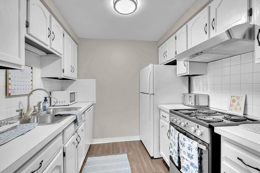 Building Photo - 225 Charter Oaks Dr