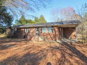 Building Photo - Well maintained brick home in a fantastic location!