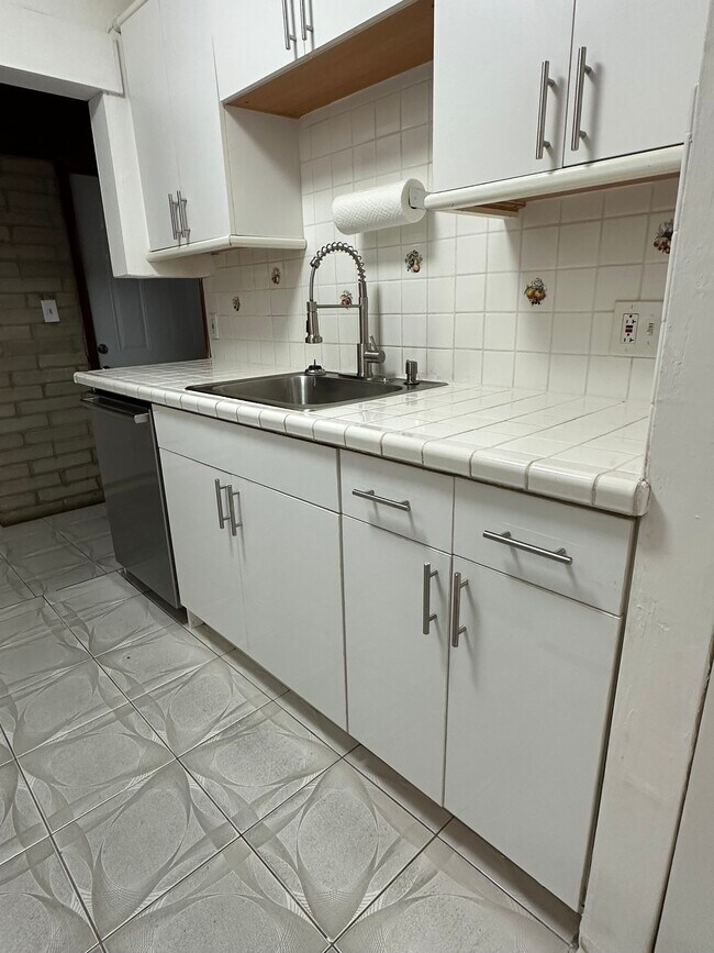 Building Photo - 811 NE 2nd Pl