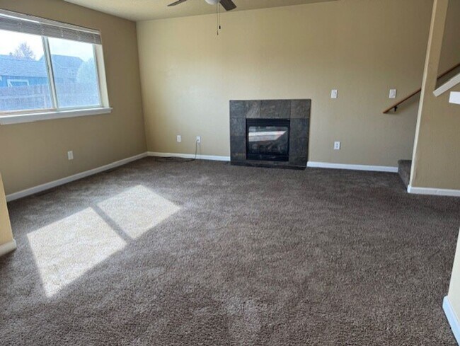 Building Photo - MOVE IN SPECIAL $500 OFF FIRST MONTHS RENT / Duplex SW Redmond