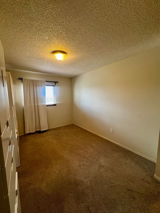 Building Photo - 3 Bedroom Tri-level in Briargate