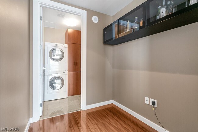 Building Photo - 4471 Dean Martin Dr