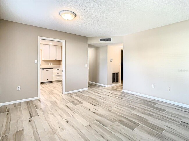 Building Photo - 4575 Cove Cir