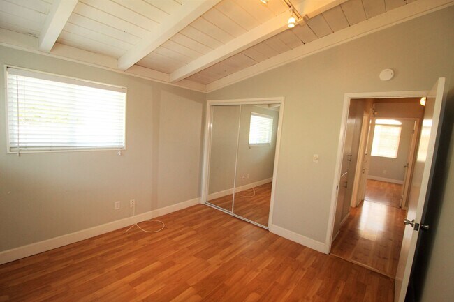 Building Photo - 1063-1065 Montauk