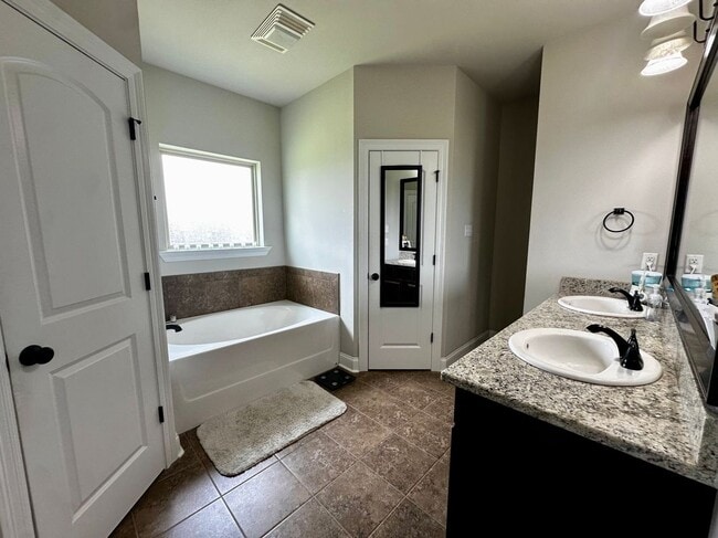 Building Photo - 162 Chestnut Ridge Dr