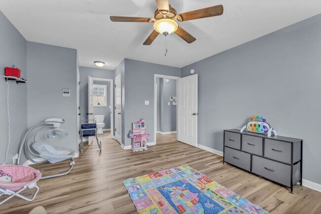 Building Photo - 4 Bedroom 2 Bath Pet Friendly Home For Rent!