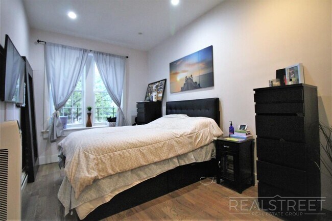 Building Photo - Renovated Spacious 2 BR in Bushwick
