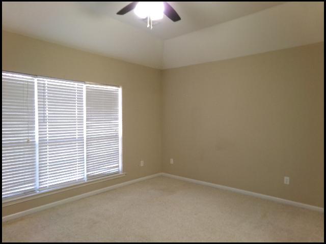 Building Photo - 303 Hidden Meadows Dr