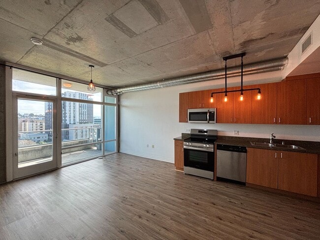 Building Photo - Gorgeous Studio W/ W/D, A/C, Balcony, Rooftop Deck, Gym, Jacuzzi with City views!!