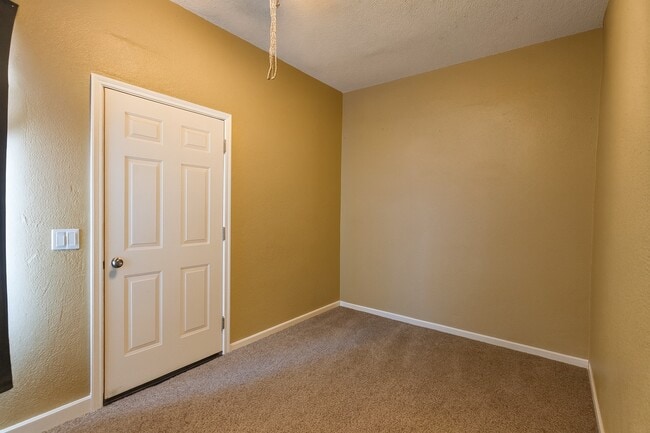 Building Photo - 583 S 2nd Ave