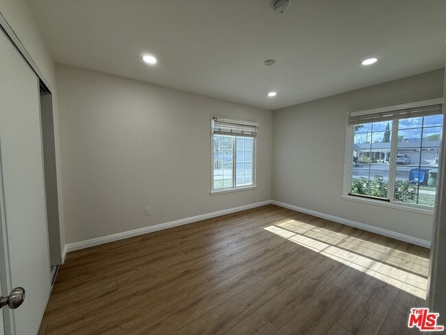 Building Photo - 20224 Kinzie St