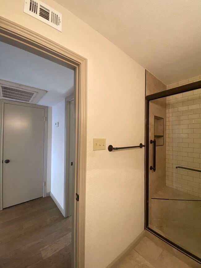 Building Photo - Country Hollow Condominiums