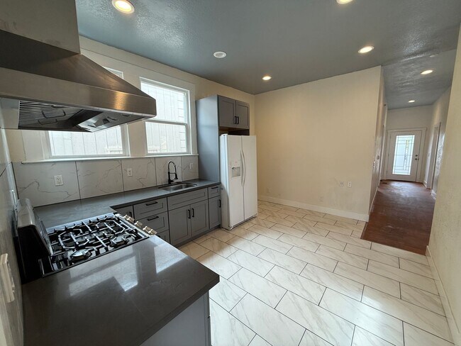 Building Photo - Charming Oceanveiw Renovated Single-Family...