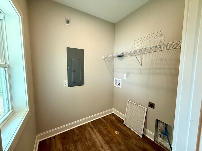 Building Photo - 330 Orion St