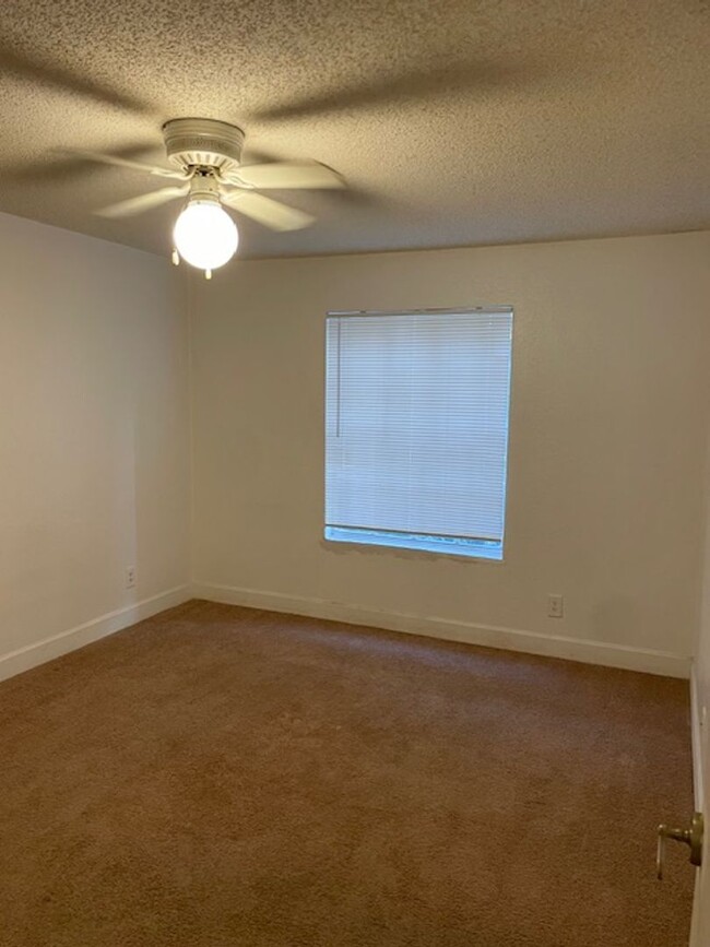 Building Photo - Lexington Place - 1126