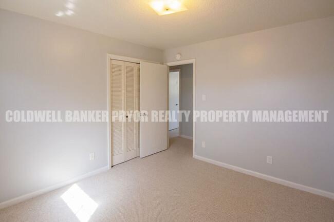 Building Photo - 598 Highland Dr
