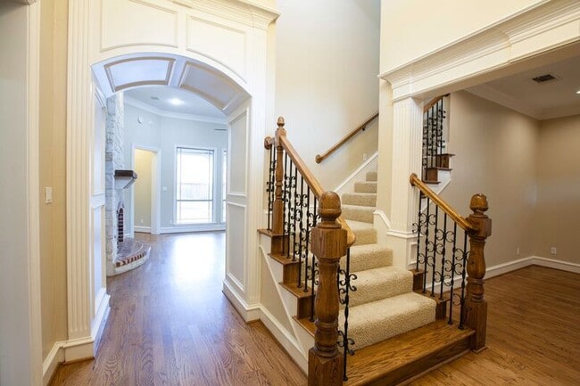 Building Photo - 8100 Rosemont Dr