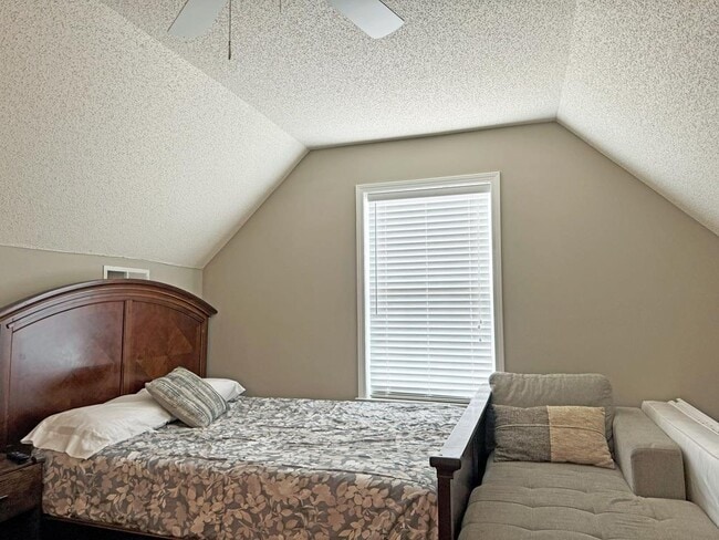 Building Photo - 1290 Monterey Dr