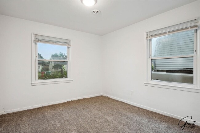 Building Photo - $1250 - 3 bedroom Eastpointe