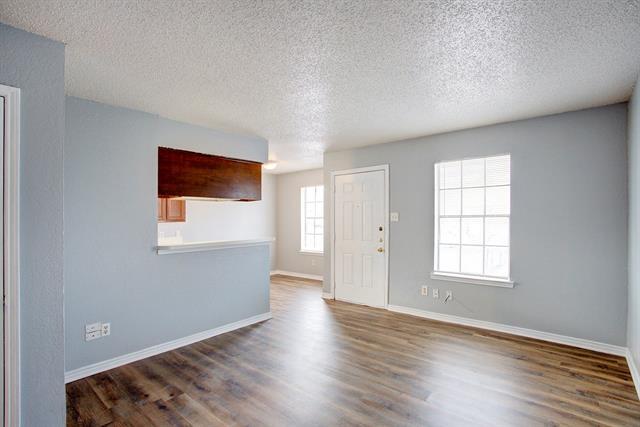 Building Photo - 313 Queens Ct S