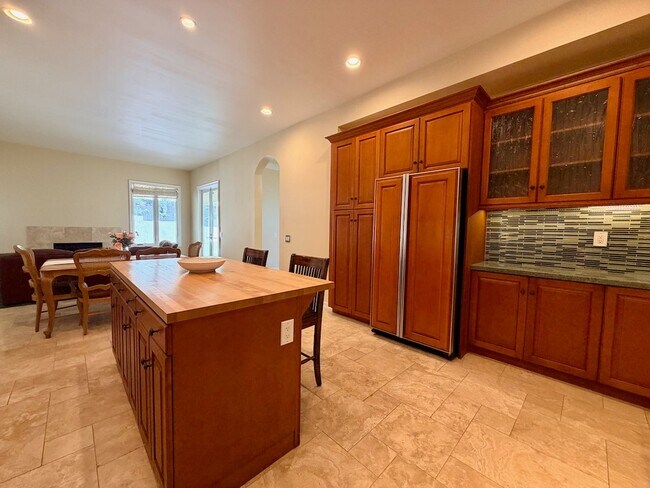 Building Photo - For Rent Available Now - Furnished House 3+BR 2.5Ba in Del Mar, charming furnished home in the hi...