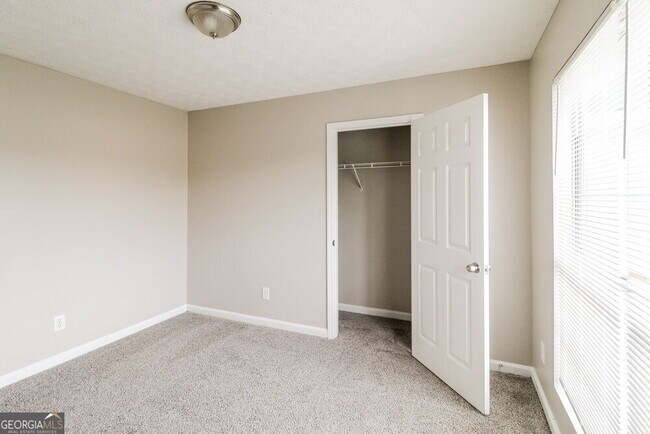 Building Photo - 6165 Leverett Dr