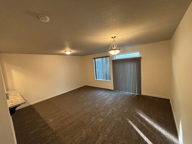 Large Great Room - 13110 NE 25th St