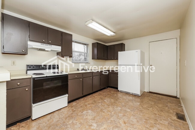 Building Photo - 8811 Foxgate Ct