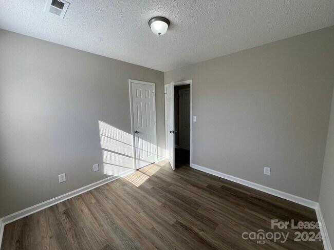 Building Photo - 299 Rustic Rd