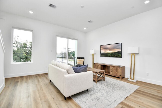 Building Photo - 4802 Elysian St