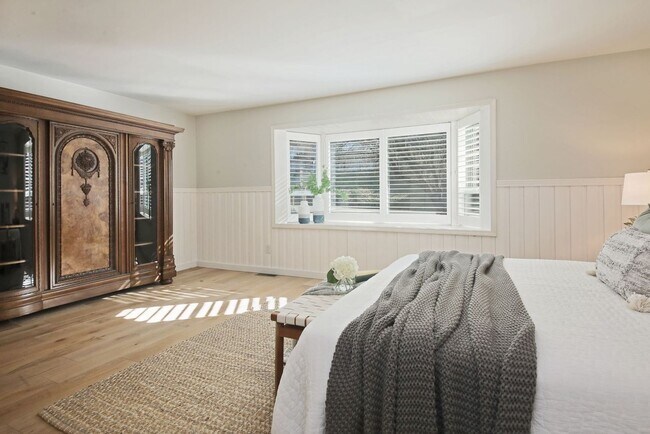 Building Photo - One Of A Kind Freeland Home with Two Seper...