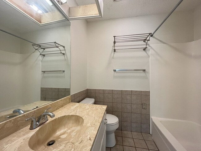 Building Photo - Big 3/2 Townhome Close to Downtown