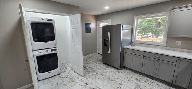 Building Photo - 520 Des Moines St