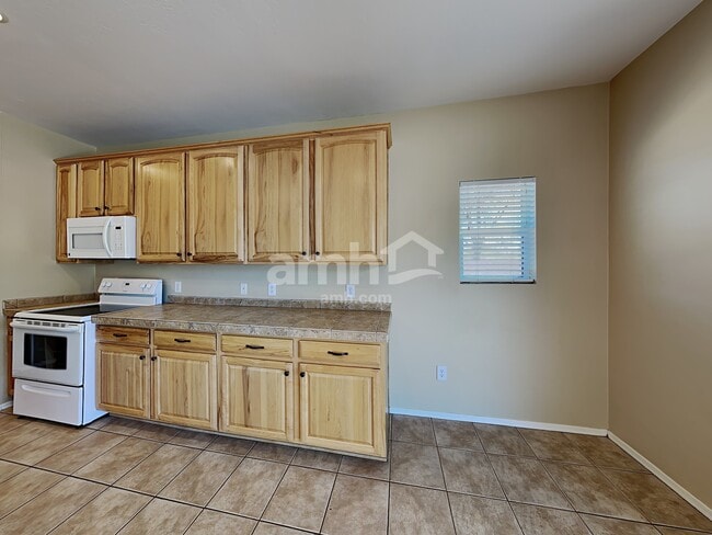 Building Photo - 1115 W Calle Puesta del Sol