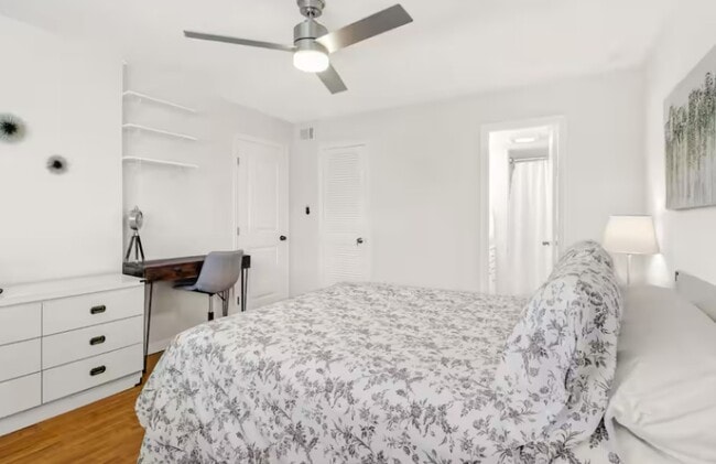 Building Photo - 170 Turtle Lake Ct