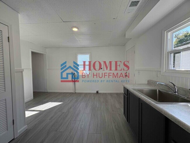 Building Photo - Three Bedroom House | Move in Special