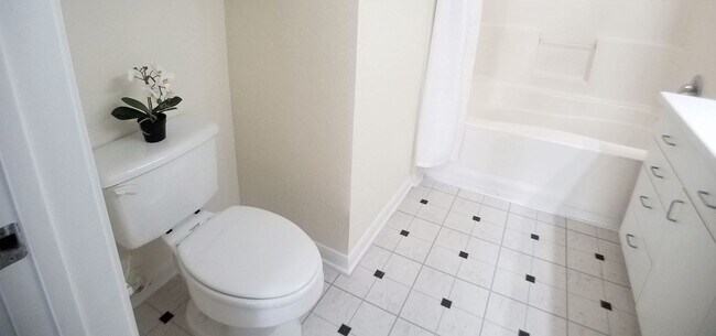 Building Photo - City View Wood Floor Updated Kitchen  2/2 ...
