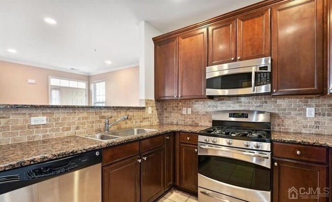 Building Photo - 24 Roosevelt Ave